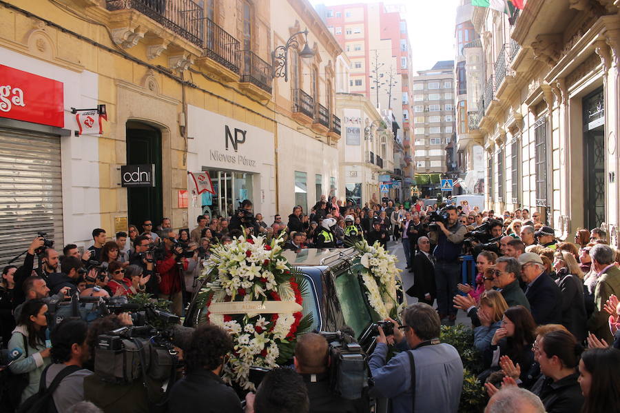 Centenares de personas se han acercado al Patio de Luces de la Diputación de Almería para mostrar su respeto y darle su último adiós al menor