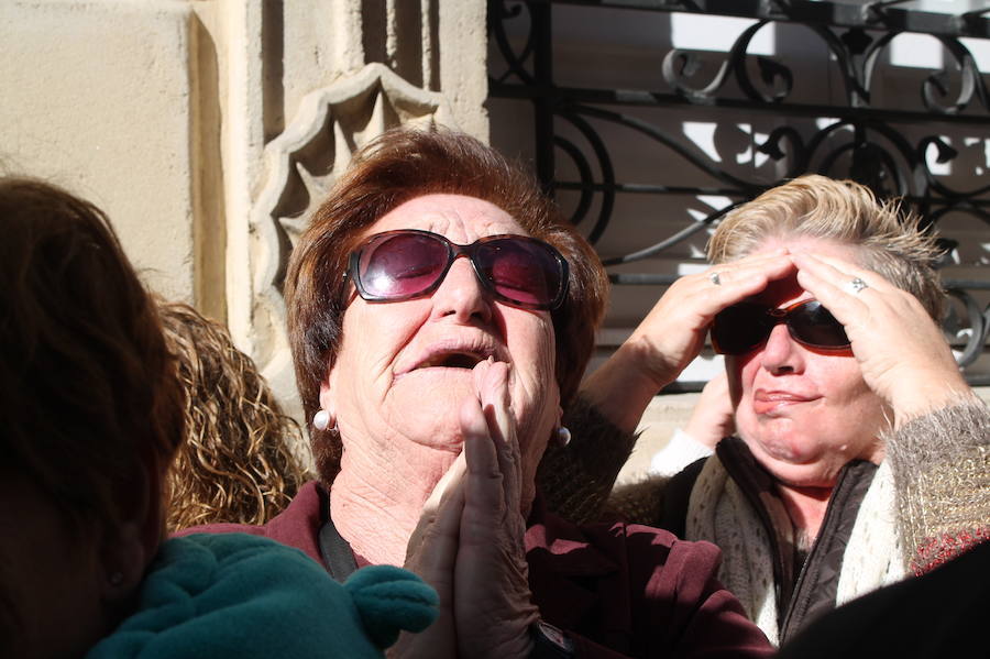 Centenares de personas se han acercado al Patio de Luces de la Diputación de Almería para mostrar su respeto y darle su último adiós al menor