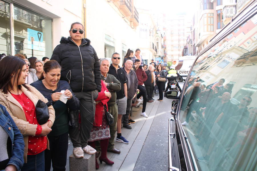 Centenares de personas se han acercado al Patio de Luces de la Diputación de Almería para mostrar su respeto y darle su último adiós al menor