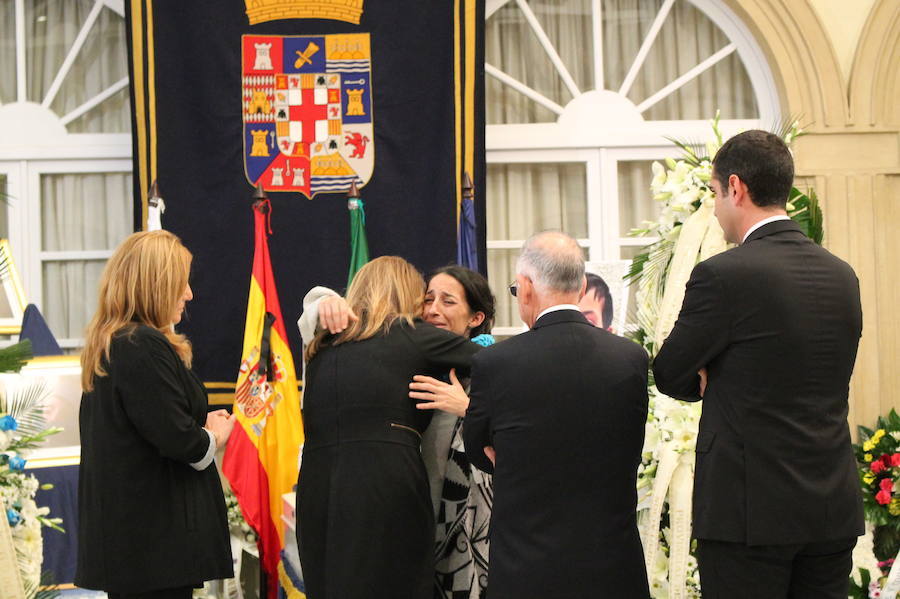 Centenares de personas se han acercado al Patio de Luces de la Diputación de Almería para mostrar su respeto y darle su último adiós al menor