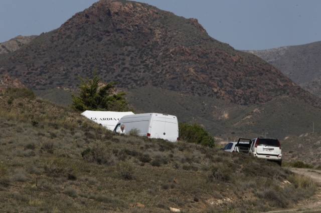 Agentes de la Guardia Civil han recorrido hoy la finca en la que supuestamente ocultó la detenida el cuerpo sin vida del pequeño Gabriel