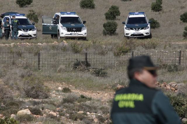 Agentes de la Guardia Civil han recorrido hoy la finca en la que supuestamente ocultó la detenida el cuerpo sin vida del pequeño Gabriel