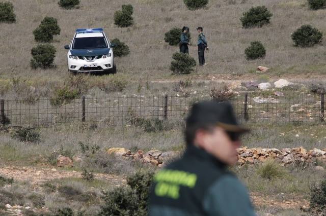 Agentes de la Guardia Civil han recorrido hoy la finca en la que supuestamente ocultó la detenida el cuerpo sin vida del pequeño Gabriel