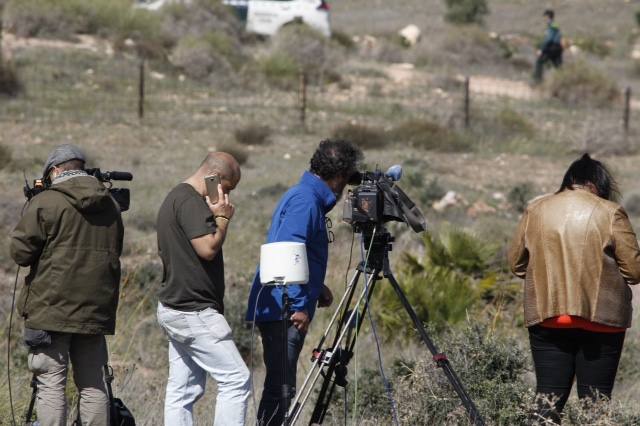 Agentes de la Guardia Civil han recorrido hoy la finca en la que supuestamente ocultó la detenida el cuerpo sin vida del pequeño Gabriel