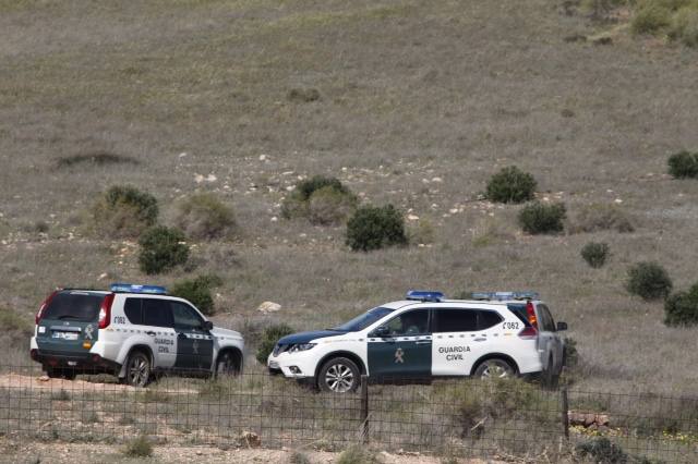 Agentes de la Guardia Civil han recorrido hoy la finca en la que supuestamente ocultó la detenida el cuerpo sin vida del pequeño Gabriel