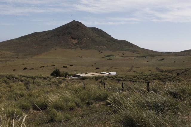 Agentes de la Guardia Civil han recorrido hoy la finca en la que supuestamente ocultó la detenida el cuerpo sin vida del pequeño Gabriel