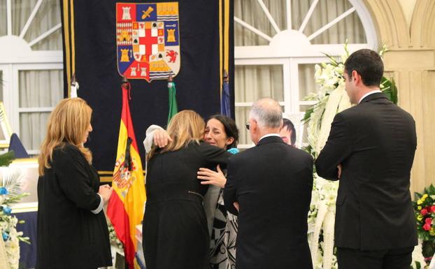 La madre de Gabriel se abraza a Susana Díaz en la capilla ardiente del pequeño.