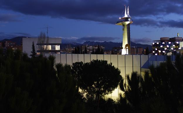 Diseñan en la UGR un nuevo sistema de señalización luminosa para edificios altos o torres que afectan al tráfico aéreo