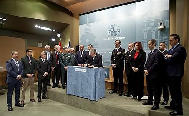 Zoido pide cautela y se remite a la autopsia para el "total esclarecimiento" de la muerte de Gabriel