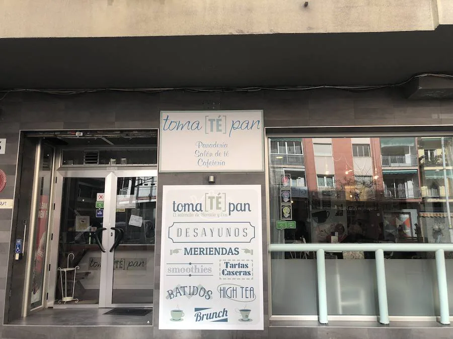 Toma Té Pan o "El saloncito de Horacio y Eva" es una cafetería con mucha personalidad. Ellos se definen como: "Acogedora cafetería-salón de té -panadería, donde disfrutar de gran variedad de panes y una deliciosa taza de té o café en nuestro precioso saloncito". El local granadino cuenta con 61 opiniones en TripAdvisor, todas ellas positivas. Las valoraciones de sus clientes han posicionado a Toma Té Pan en el primer puesto del ranking de Confiterías/panaderías de Granada. La original cafetería está ubicada en el Camino de Ronda, 43. Los clientes que la visitan no dejan pasar la oportunidad para escribir sus recomendaciones y alabar la decoración, el ambiente, la amabilidad del personal, además de la calidad de sus alimentos, desayunos y meriendas.