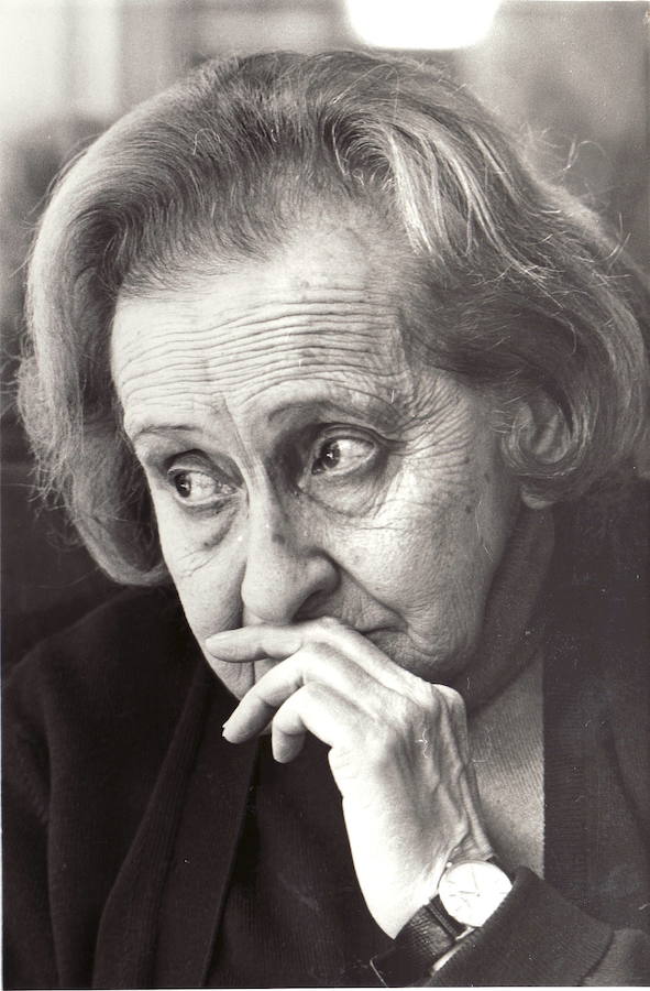 La escritora granadina Elena Martín Vivaldi en el transcurso de una entrevista con IDEAL con motivo de la concesión del título de Hija Predilecta de Granada. 1988