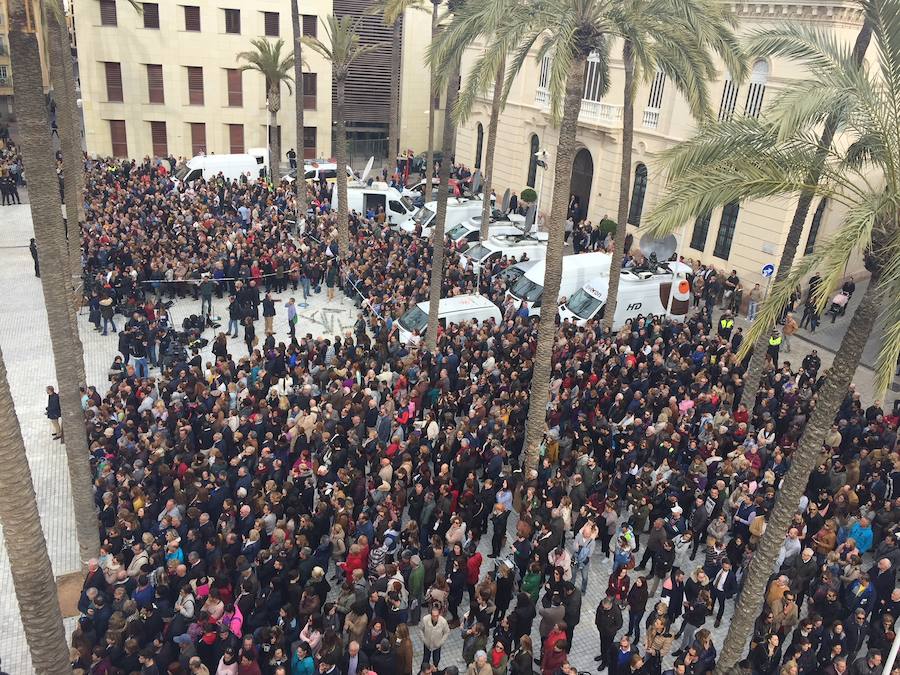 Miles de personas han acudido hasta la plaza de la Catedral 