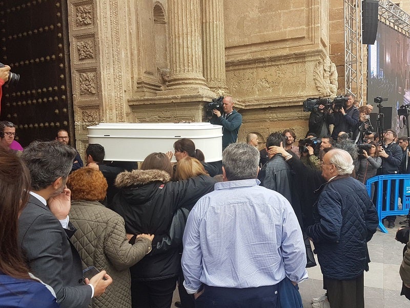 Miles de personas han acudido hasta la plaza de la Catedral 