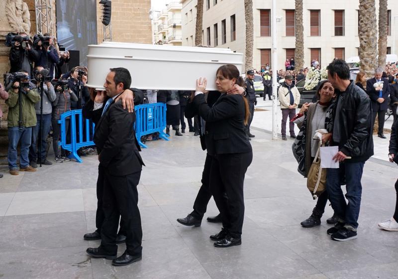 Miles de personas han acudido hasta la plaza de la Catedral 