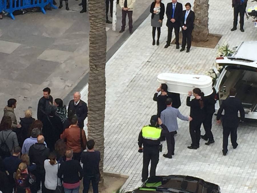 Miles de personas han acudido hasta la plaza de la Catedral 