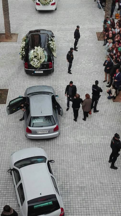 Miles de personas han acudido hasta la plaza de la Catedral 