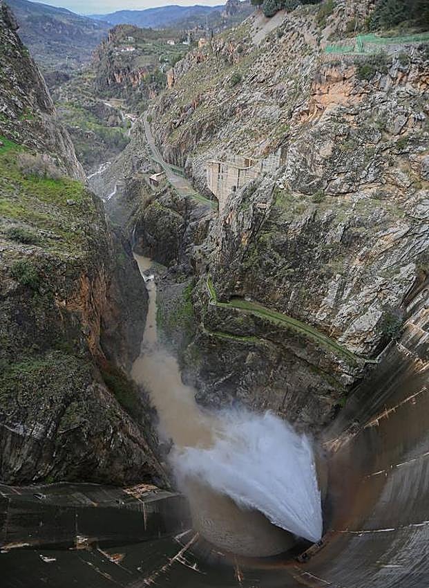 Abren las compuertas de tres embalses tras las lluvias más intensas en cinco años