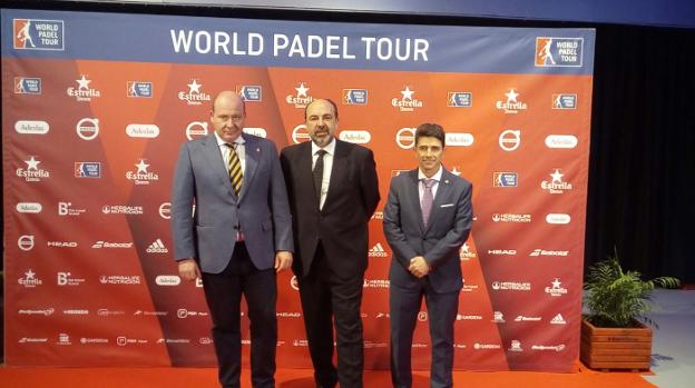 El alcalde y el concejal de Deportes con el responsable del World Pádel Tour.