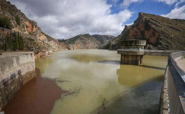 El pantano de Quéntar, ayer lunes.