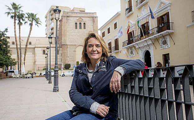 Luisa García Chamorro posa en un banco de la plaza del Ayuntamiento motrileño. 