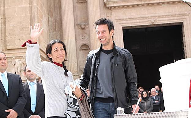 Patricia y Ángel, los padres de Gabriel, en el funeral de su hijo en Almería. 