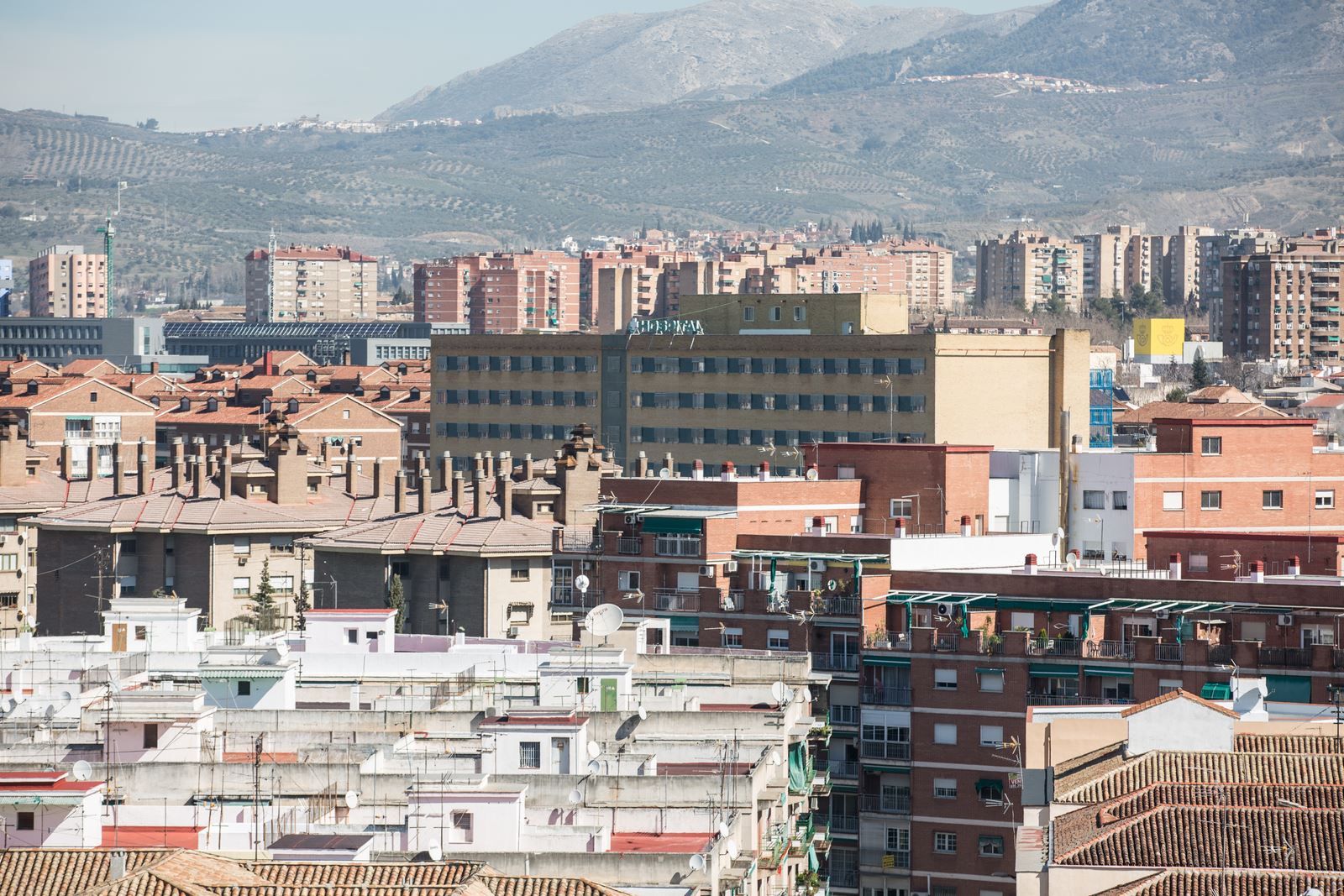 La azotea del hospital Virgen de las Nieves ofrece unas imponentes vistas de buena parte de la ciudad.