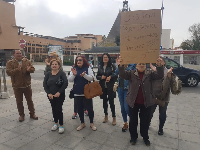 Decenas de personas se agolpan en la Ciudad de Justicia al grito de "¡asesina, criminal!"