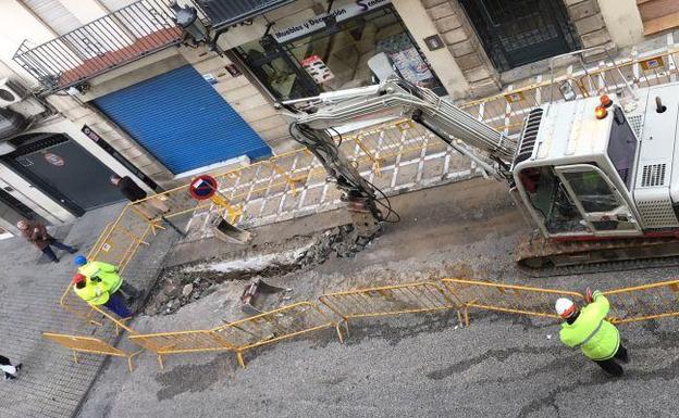 Se reanudan las obras tras el parón en la calle Carrera de Jesús hasta Semana Santa