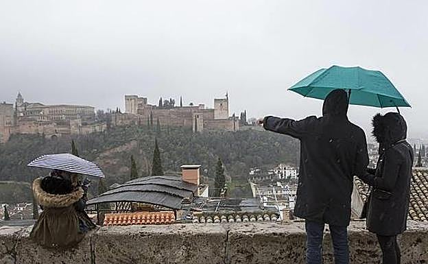 Lluvia a mansalva en Granada varios días aunque ya se vislumbra la llegada del sol