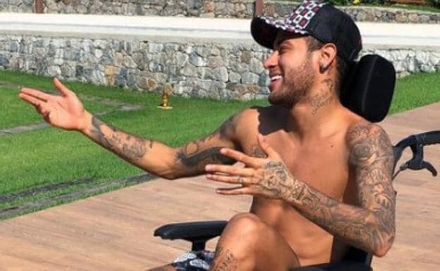 El extraño homenaje de Neymar a Stephen Hawking que divide a las redes