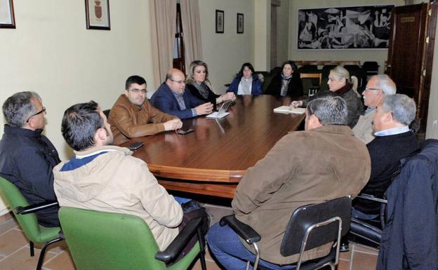 Dirigentes del PP mantienen un encuentro en la Alpujarra con los alcaldes y portavoces de su grupo político