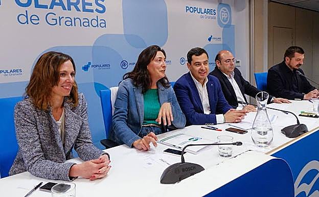 Juanma Moreno preside una reunión del partido en Granada.