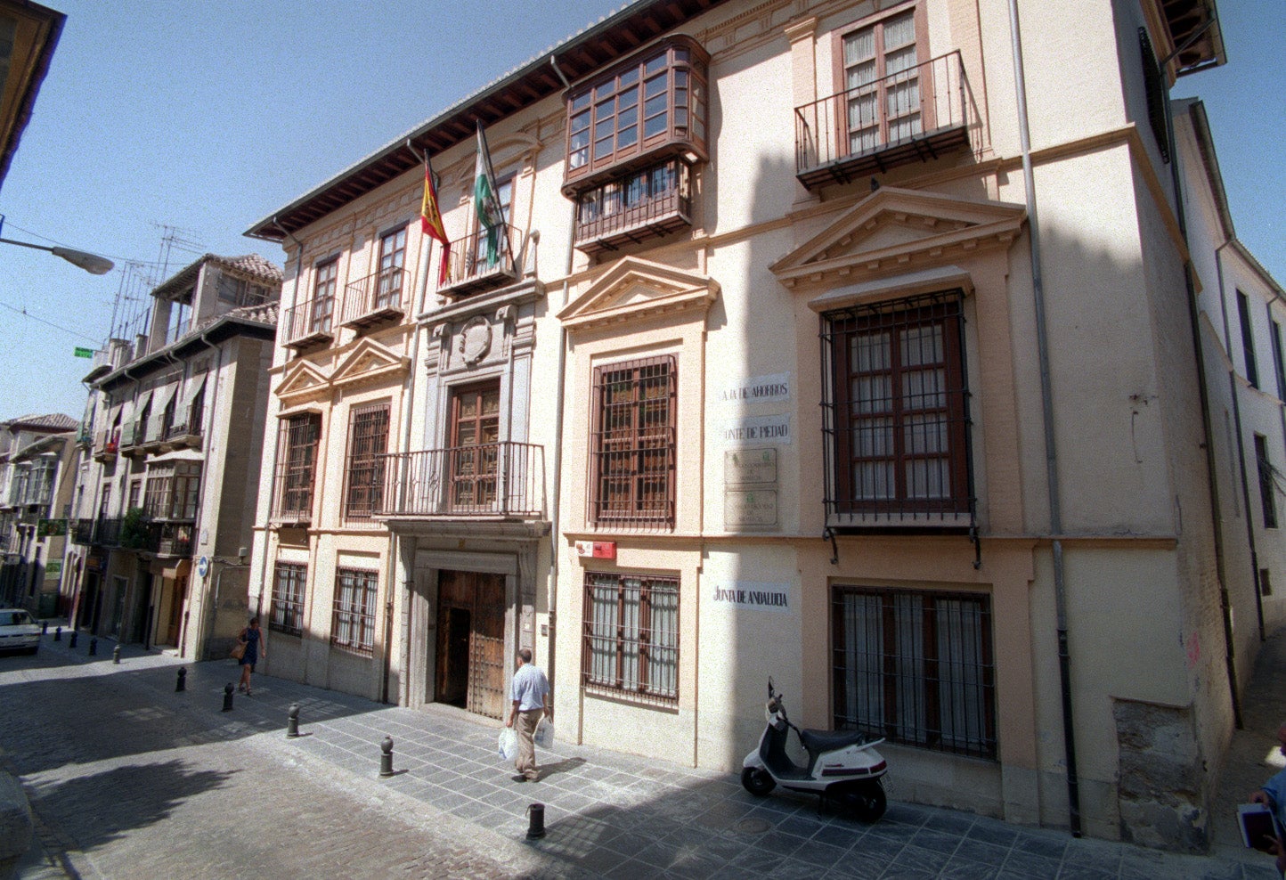 El emblemático edificio del Café del gato, en la calle San Matías, se somete ya a rehabilitación para volver a darle uso.