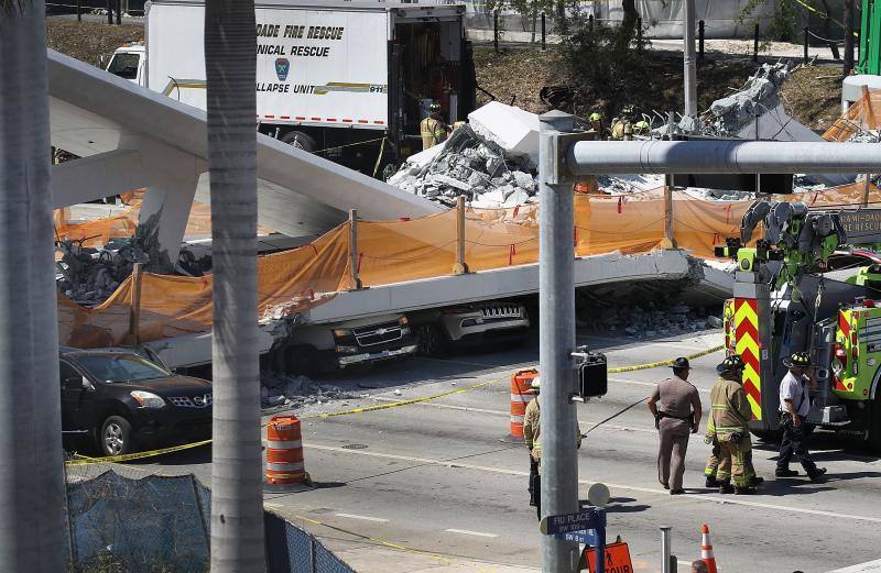 La infraestructura, todavía en construcción, se desplomó por causas desconocidas sobre la conocida Calle Ocho a la altura de la Avenida 109