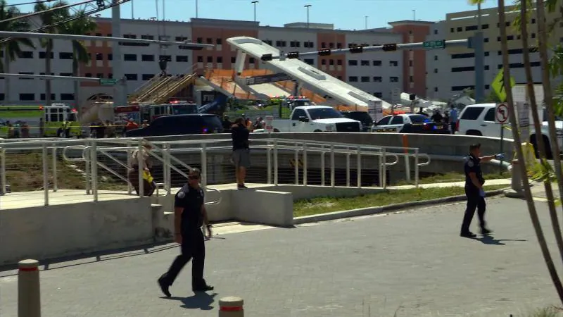 La infraestructura, todavía en construcción, se desplomó por causas desconocidas sobre la conocida Calle Ocho a la altura de la Avenida 109