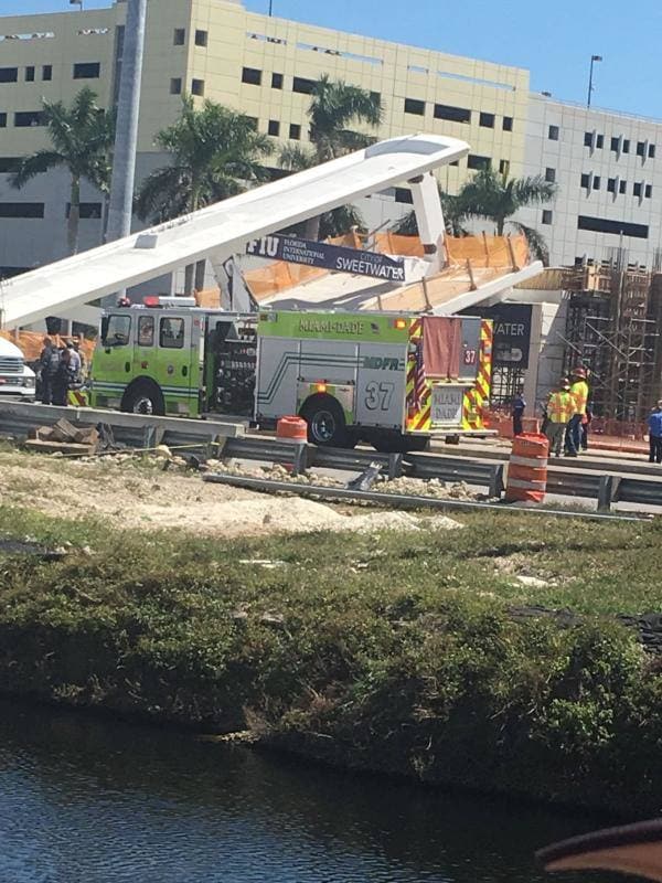 La infraestructura, todavía en construcción, se desplomó por causas desconocidas sobre la conocida Calle Ocho a la altura de la Avenida 109