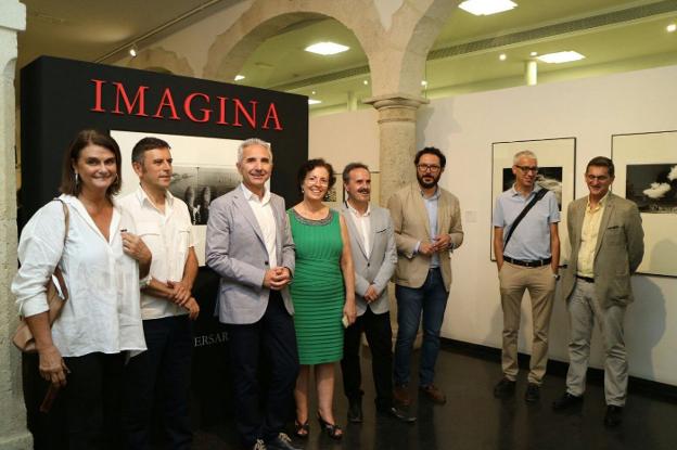 Miguel Ángel Vázquez, junto a representantes de la cultura y política locales en 2017, en la exposición 'Imagina. 25º aniversario'.