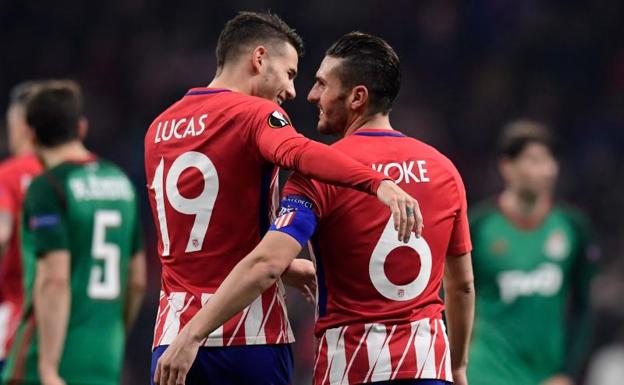 Lucas Hernández, junto a Koke. 