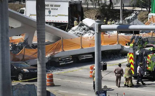 Puente caído sobre una carretera en Miami. 