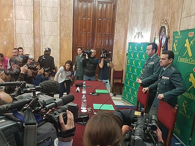 El teniente coronel Hernández Mosquera y el comandante Reina al finalizar la rueda de prensa en la Subdelegación del Gobierno. 