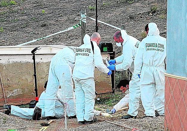 Agentes inspeccionan el lugar donde Ana Julia enterró el cuerpo.