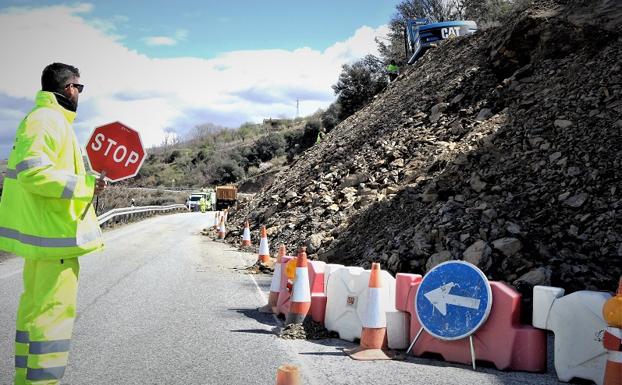 La Junta actúa en una carretera de la Alpujarra para despejar el deslizamiento que sufrió el pasado martes