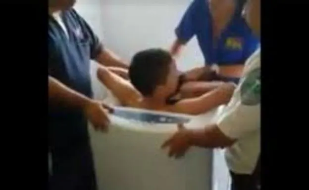 Un niño atrapado en la lavadora por cumplir un reto viral de moda