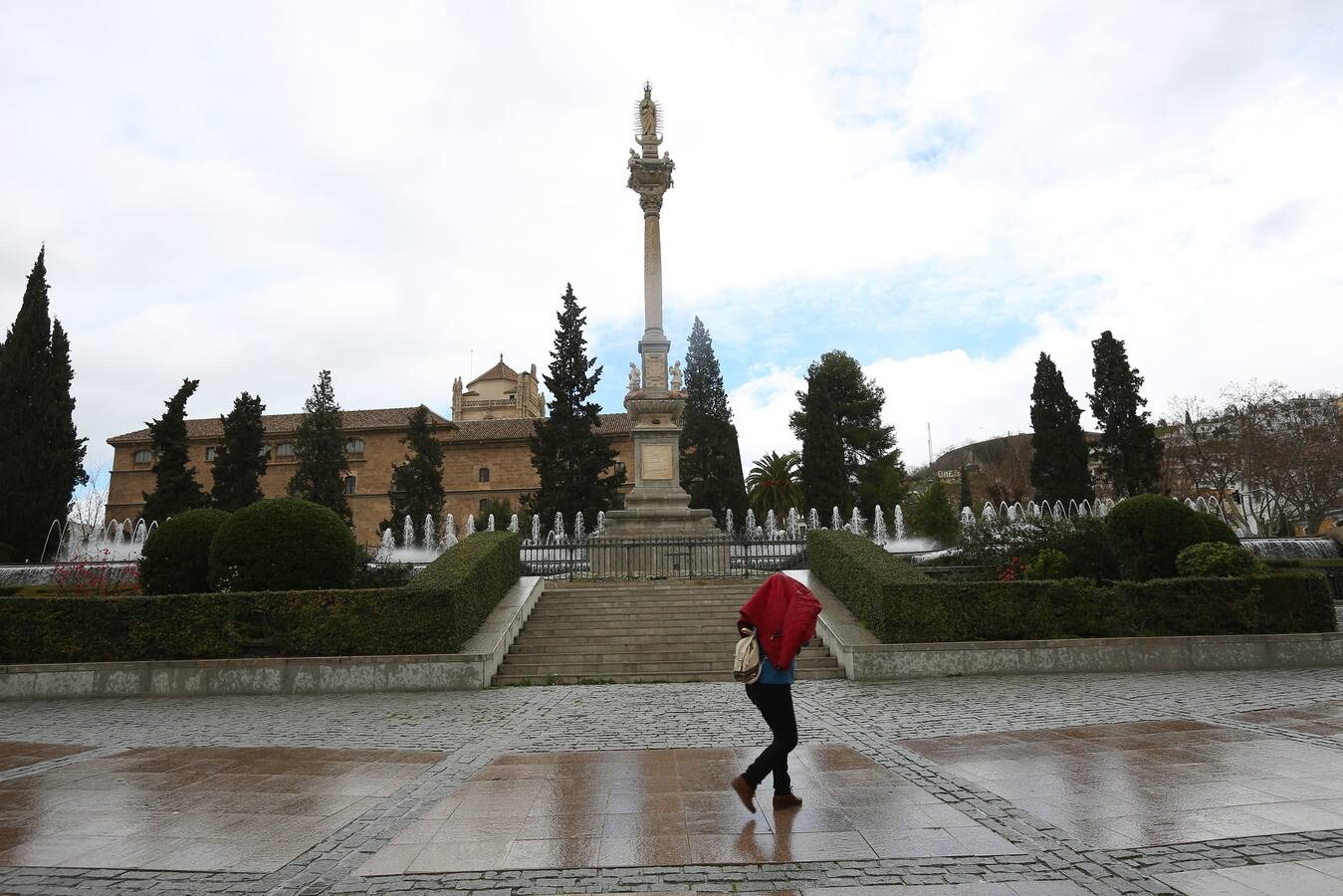 Desde el pasado mes de diciembre la estatua se encontraba tapada con motivo de las actuaciones que se estaban realizando para su mejora