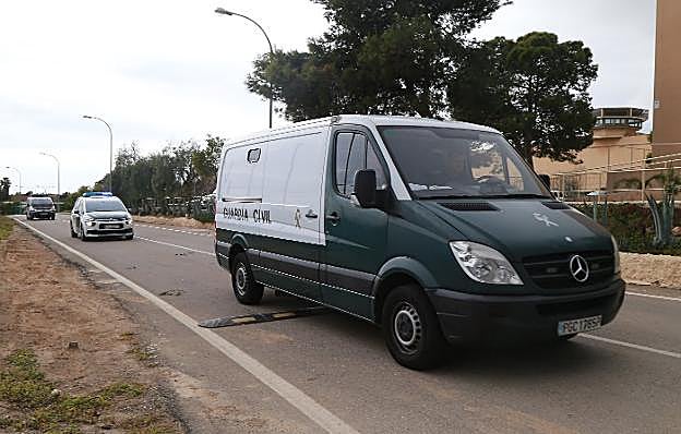 La autora confesa es trasladada en la furgoneta que aparece en la imagen a prisión.