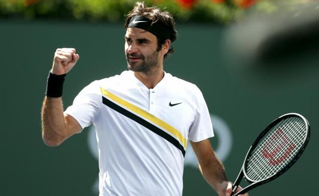 Roger Federer, celebrando su victoria ante Coric.