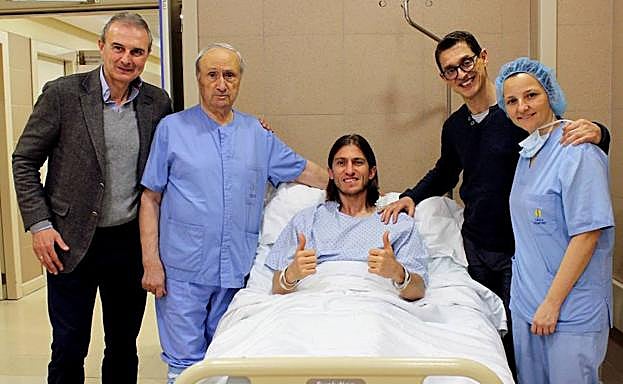 Filipe Luis, en el hospital tras ser operado con éxito.