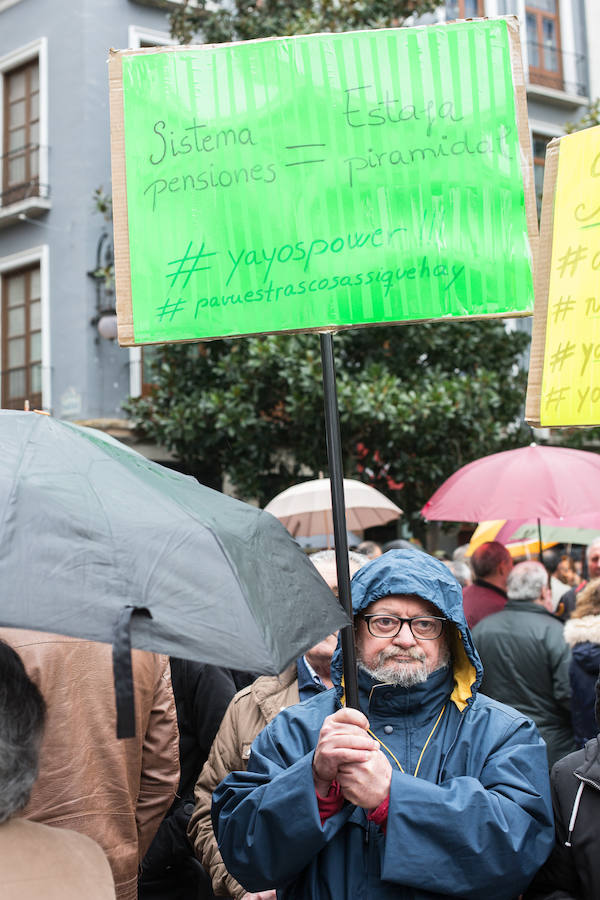 La lluvia no ha frenado a los manifestantes concentrados en la Plaza del Carmen y en Reyes Católicos