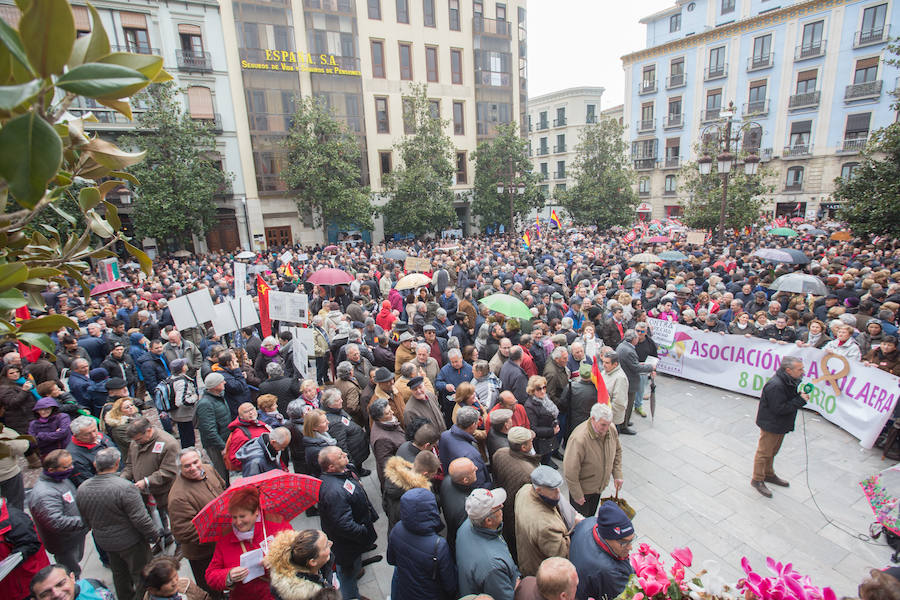 La lluvia no ha frenado a los manifestantes concentrados en la Plaza del Carmen y en Reyes Católicos