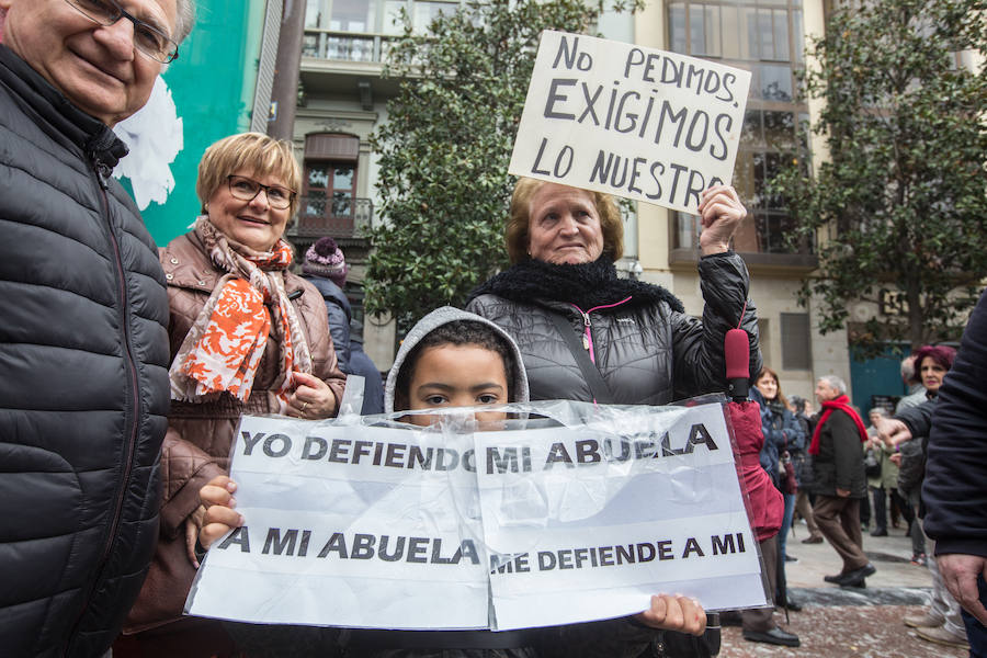 La lluvia no ha frenado a los manifestantes concentrados en la Plaza del Carmen y en Reyes Católicos